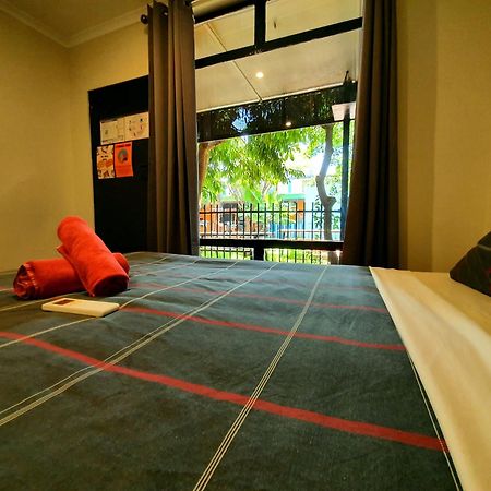 Jump Inn Alice Budget Accommodation Алис Спрингс Екстериор снимка